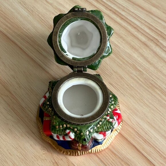 Ceramic Christmas Tree Trinket Box With Gold Star Lid & Holiday Gift Design - Picture 6 of 8